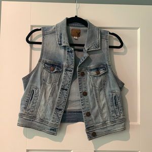 American Eagle sleeveless jean jacket